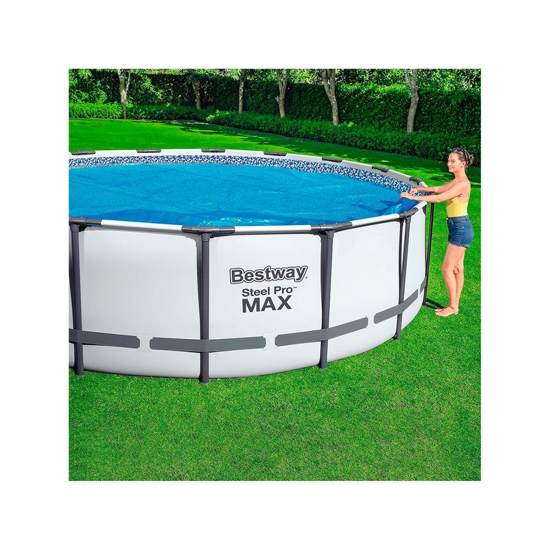 Cobertor para piscina 3.66 m Bestway, mujer colocando el protector sobre una piscina Steel Pro Max en un jardín