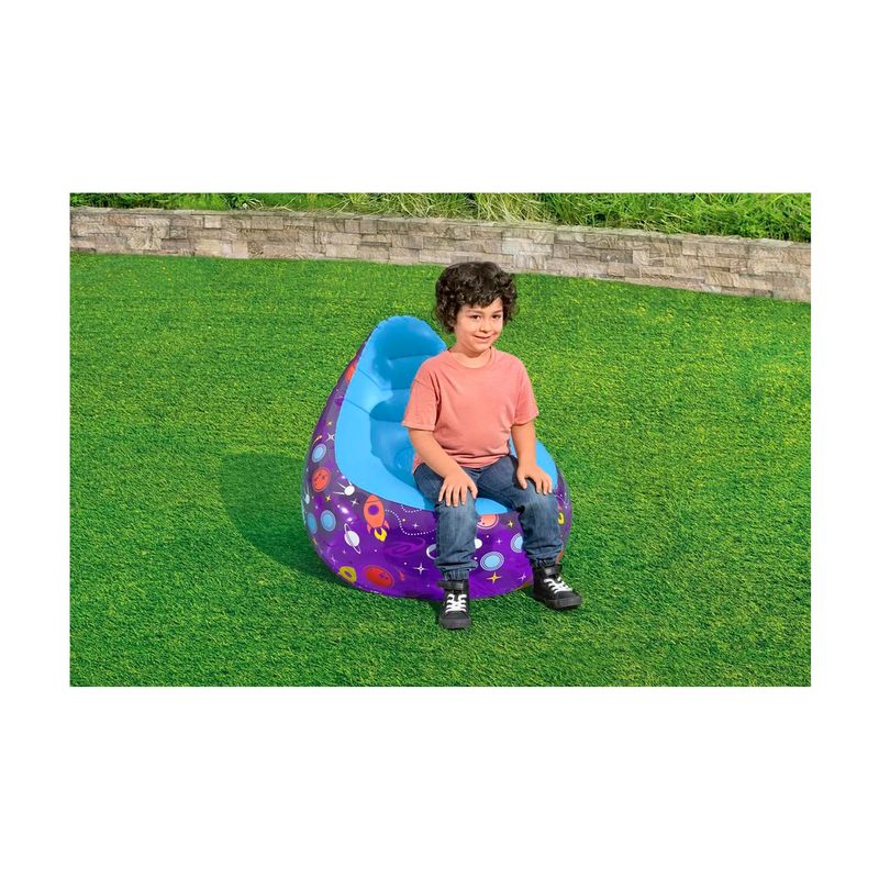 Sillón inflable para niños Astro Glow LED Bestway, niño sentado sobre el inflable morado con luces LED en el césped