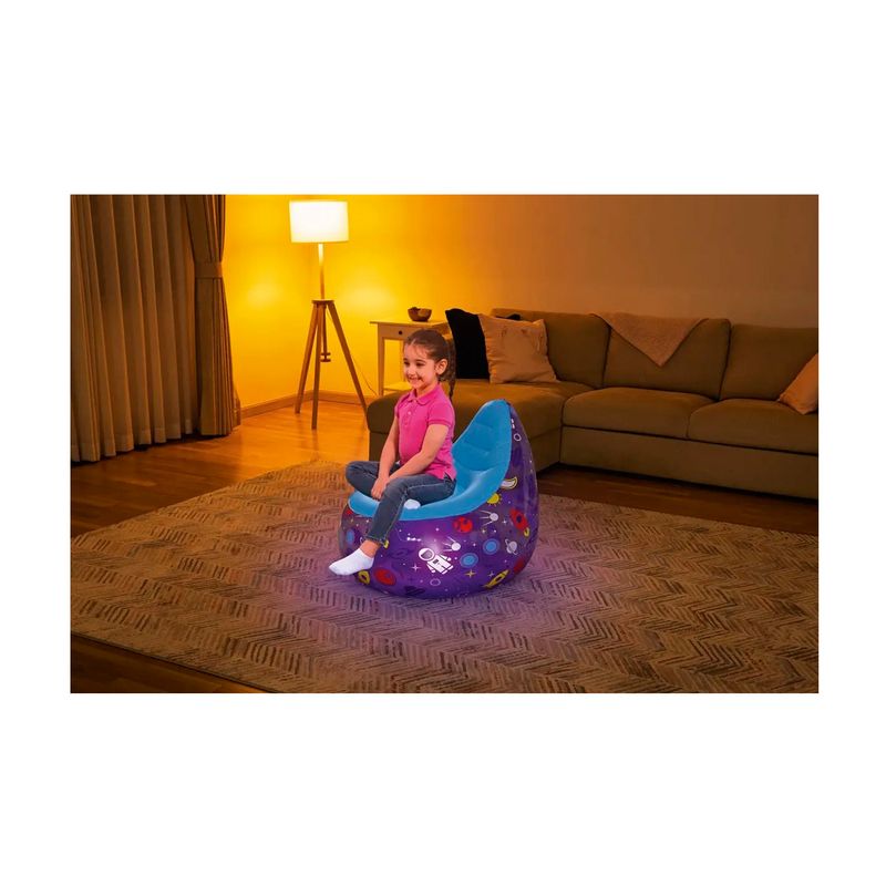 Sillón inflable para niños Astro Glow LED Bestway, niña sentada sobre el sillón morado con luces LED en una sala