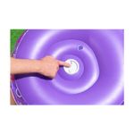 Sillón inflable para niños Astro Glow LED Bestway, primer plano de una mano señalando la válvula de inflado blanca