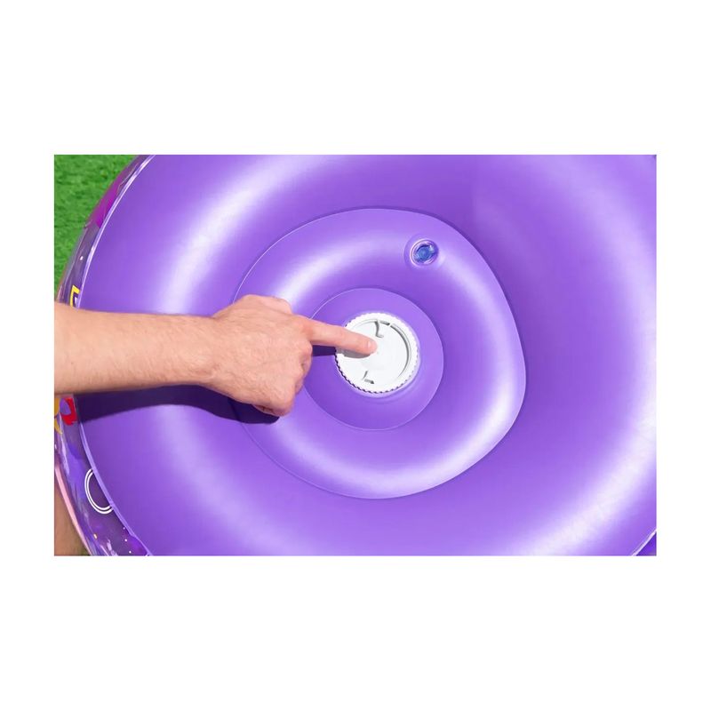 Sillón inflable para niños Astro Glow LED Bestway, primer plano de una mano señalando la válvula de inflado blanca