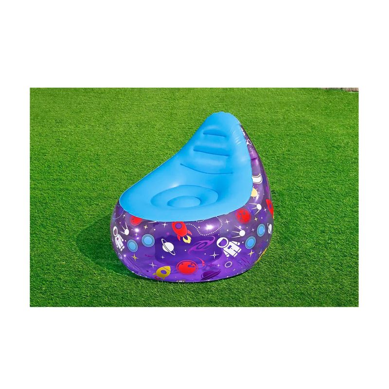 Sillón inflable para niños Astro Glow LED Bestway, vista frontal sobre césped verde con diseño de espacio en color púrpura
