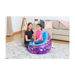 Sillón inflable para niños Astro Glow LED Bestway, niña sentada en el sillón morado con luces LED en una sala