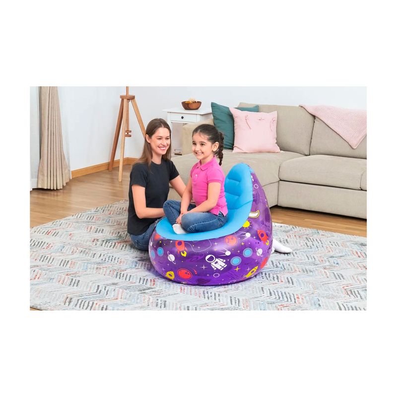 Sillón inflable para niños Astro Glow LED Bestway, niña sentada en el sillón morado con luces LED en una sala