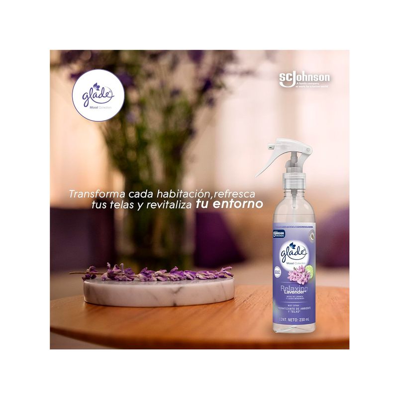 Aromatizante de ambiente y telas relaxing lavender 230 ml Glade, botella con atomizador junto a flores de lavanda