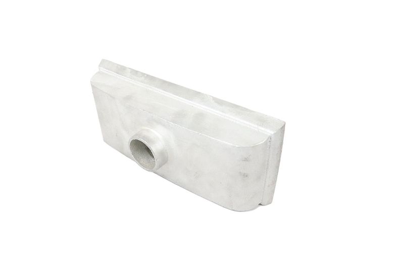 Coladera rectangular antideslizante Carmiol 2 pulgadas 130 x 305 mm aluminio, vista lateral del cuerpo y salida de drenaje