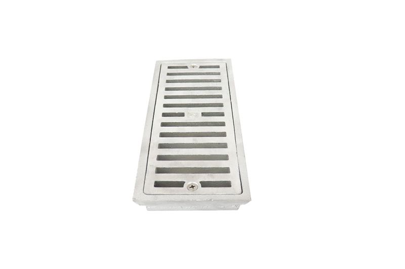 Coladera rectangular antideslizante Carmiol 2-130x305 mm aluminio, vista cenital de la rejilla con ranuras horizontales