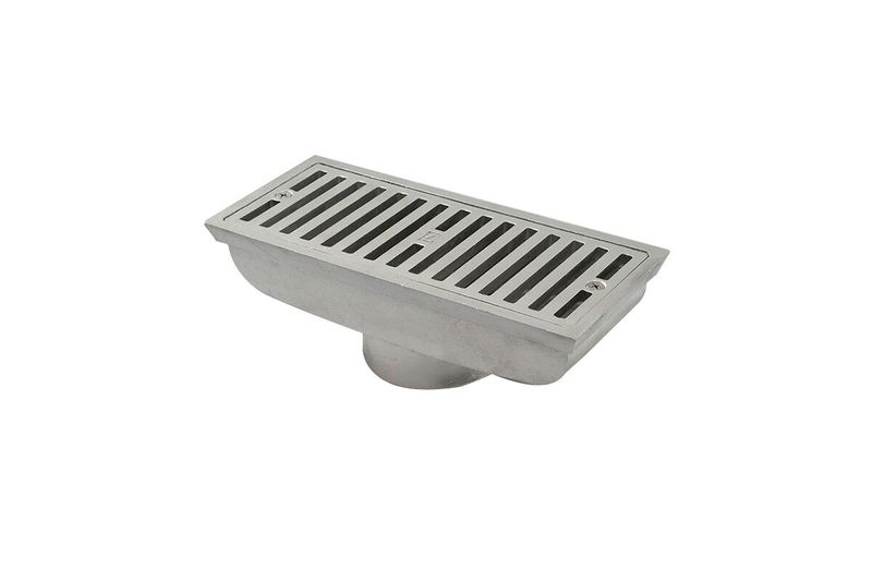 Coladera rectangular antideslizante Carmiol de 4 pulgadas y 130x305 mm de aluminio, vista diagonal del cuerpo y rejilla