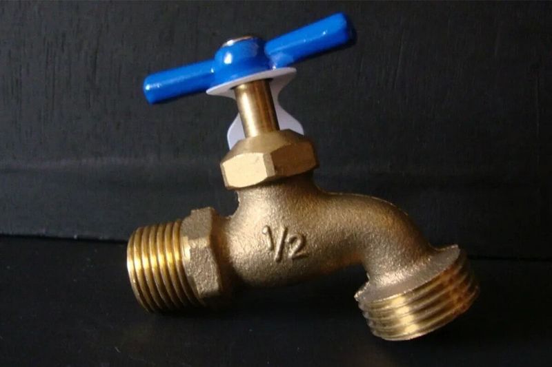 Llave de chorro 4h LLJ-120 Foset de 1/2 pulgada bronce, vista lateral con manija azul y grabado de medida en el cuerpo