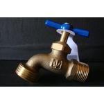 Llave de chorro 4H LLJ-120 Foset de 1/2 pulgada bronce, vista lateral con mango azul y etiqueta blanca