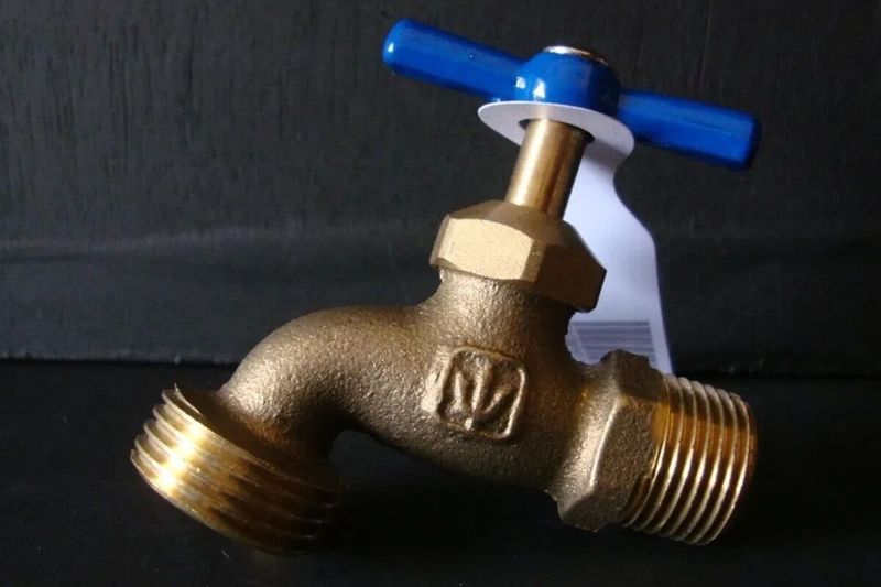 Llave de chorro 4H LLJ-120 Foset de 1/2 pulgada bronce, vista lateral con mango azul y etiqueta blanca