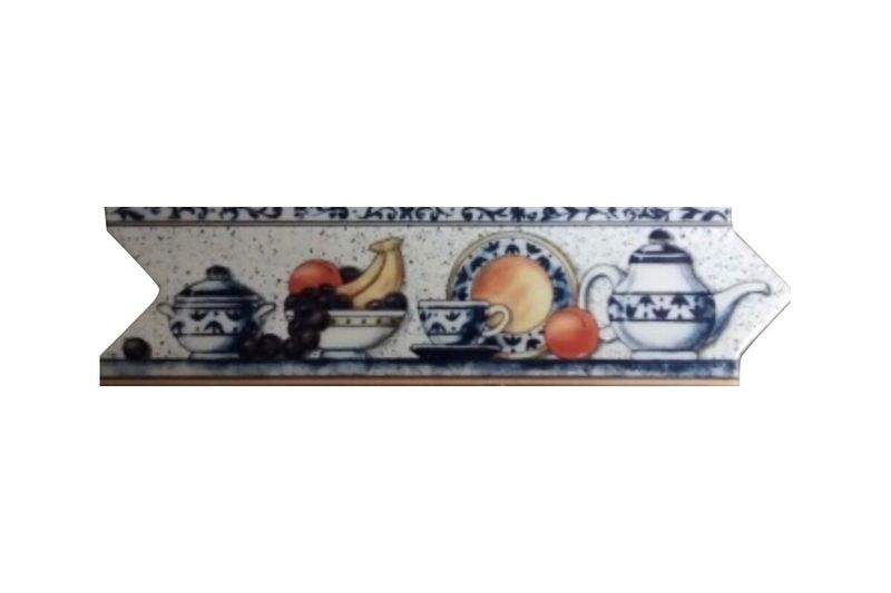 Cenefa decorativa Estudio Cerámico de 7.5x25 cm Talavera Cocina, detalle frontal con dibujo de frutas y vajilla azul