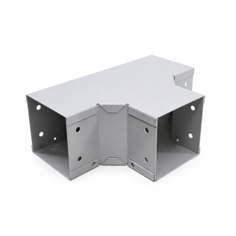 Tee horizontal para ducto metálico 4x4x90 Sylvania, pieza de metal gris en vista diagonal con aberturas cuadradas