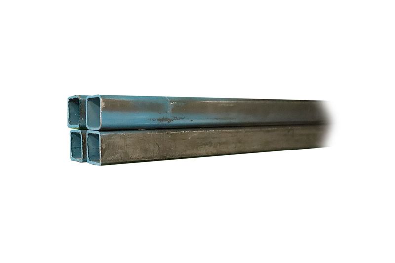 Tubo cuadrado negro 6 metros CH-16 1x1 (1.50 mm) Aceros de Guatemala, cuatro tubos agrupados vista en perspectiva