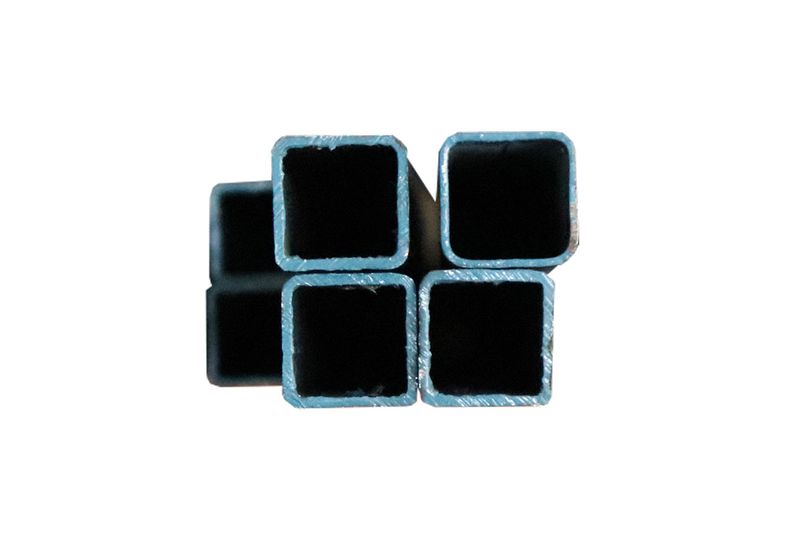Tubo cuadrado negro de 6 metros CH-16 1x1 (1.50 mm) Aceros de Guatemala, vista frontal de los extremos de varios tubos