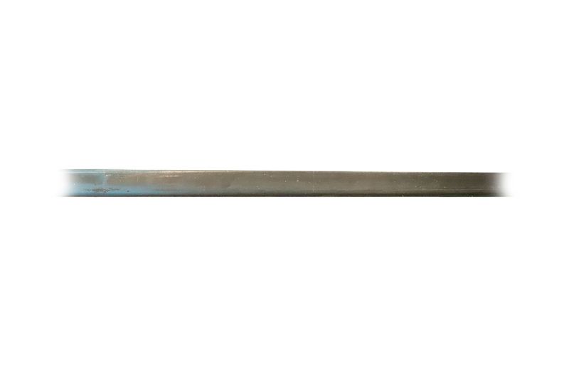 Tubo cuadrado negro 6 mts CH-16 2x2 (1.50 mm) Aceros de Guatemala, vista lateral alargada del perfil metálico
