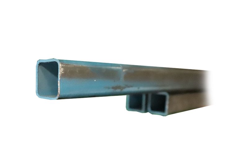 Tubo cuadrado negro 6 mts CH-16 2x2 (1.50 mm) Aceros de Guatemala, tres piezas apiladas mostrando el perfil cuadrado
