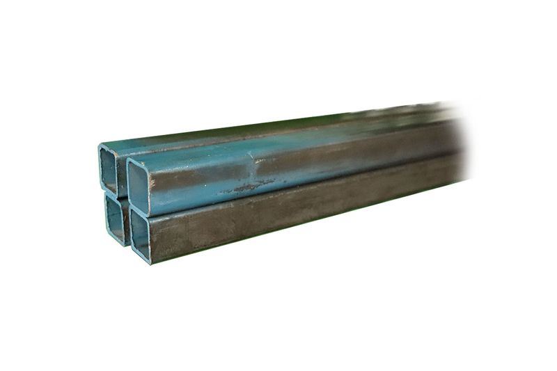 Tubo cuadrado negro 6 mts CH-16 2x2 (1.50mm) Aceros de Guatemala, cuatro perfiles apilados en perspectiva diagonal