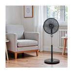 Abanico de pedestal 18 pulgadas 5A 3V 110V 70W negro Westinghouse, ubicado en una sala junto a un sillón gris