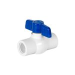 Llave de bola PVC con rosca 1/2 pulgadas Foset, vista lateral con cuerpo blanco y manija azul