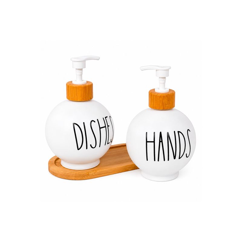 Dispensadores con bandeja 3 piezas Concepts, vista frontal de dos botellas blancas con etiquetas y base de madera