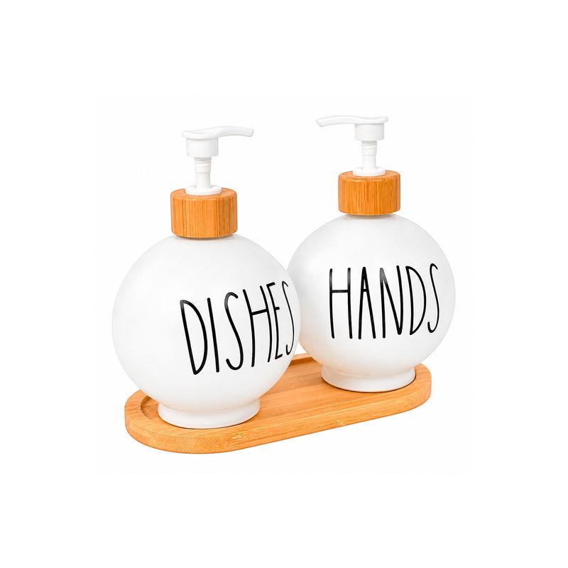 Dispensadores con bandeja 3 piezas Concepts, set de dos botellas blancas con texto en negro y base de madera