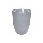 Macetera Helsinki Hoggan de 34.5 x 46.5 cm gris claro, vista frontal del recipiente con textura de líneas verticales