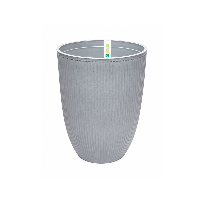 Macetera Helsinki Hoggan de 34.5 x 46.5 cm gris claro, vista frontal del recipiente con textura de líneas verticales