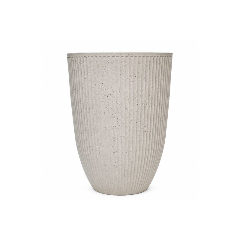 Macetera Helsinki Hoggan de 34.5 x 46.5 cm beige, vista frontal del recipiente con textura de líneas verticales