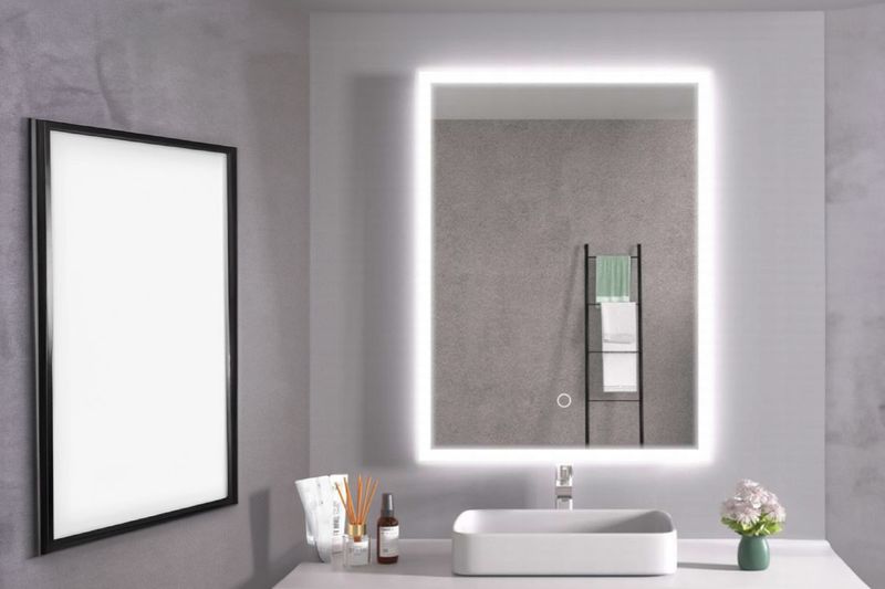 Espejo rectangular con luz LED 60x80 cm Homekemp, instalado en baño sobre lavamanos blanco con el marco iluminado