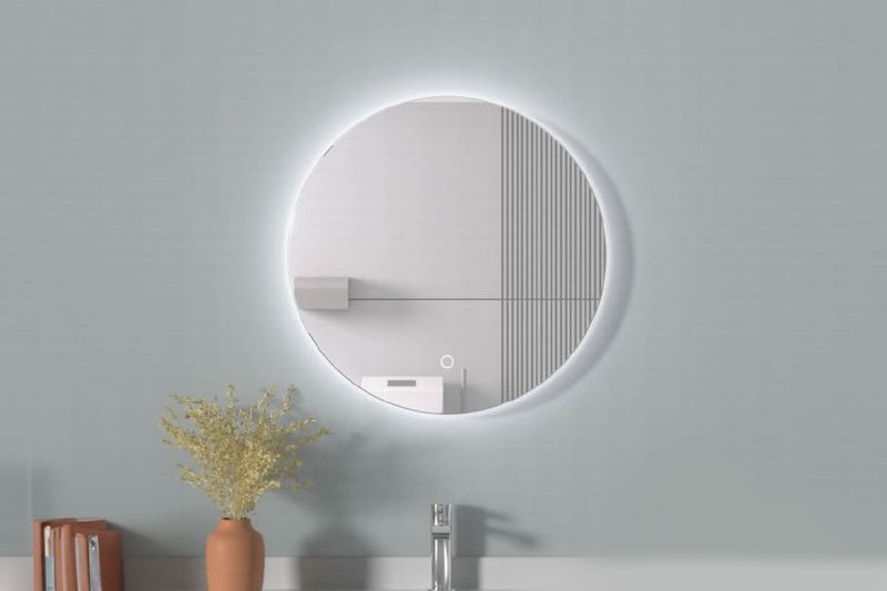 Espejo redondo con luz LED de 60 cm y marco de aluminio Homekemp, instalado en pared blanca con iluminación encendida