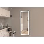 Espejo rectangular con luz LED 45x140 cm Sinsa, instalado en pared de baño junto a mueble blanco y mesa auxiliar