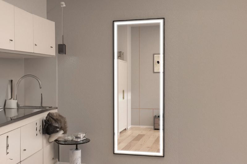 Espejo rectangular con luz LED 45x140 cm Sinsa, instalado en pared de baño junto a mueble blanco y mesa auxiliar