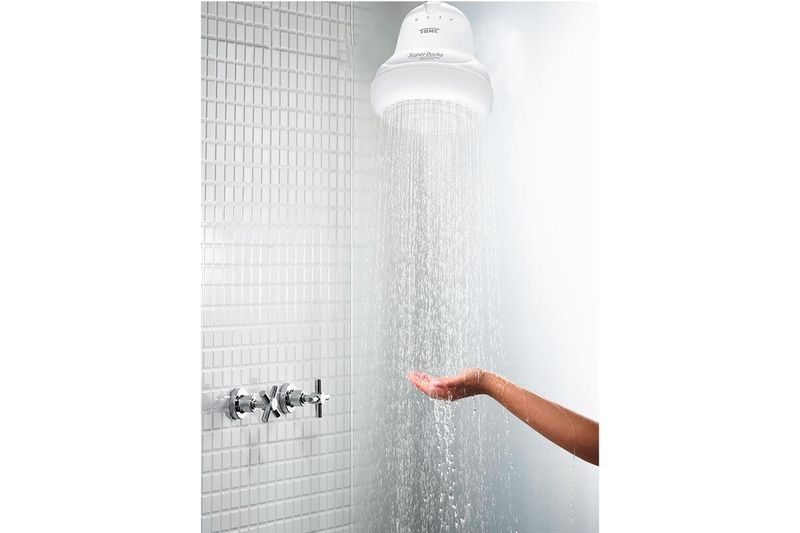 Super ducha 4 temperaturas con manguera y brazo 120V 5400W blanca Fame, instalada funcionando con agua cayendo y mano