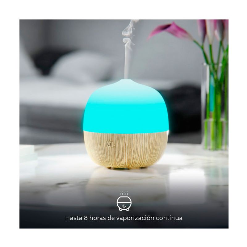 Difusor mini smart Nexxt, equipo encendido emitiendo vapor con luz azul y base de madera sobre superficie blanca