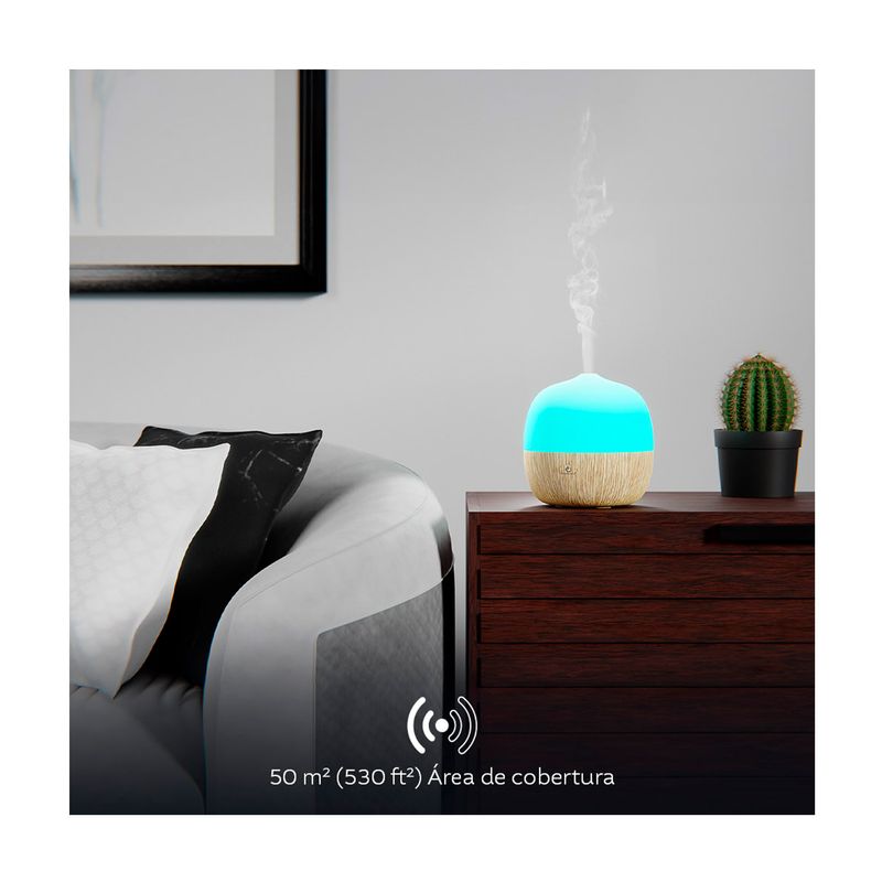 Difusor Mini Smart Nexxt, equipo encendido emitiendo vapor sobre un mueble de madera junto a un cactus