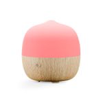 Difusor mini smart Nexxt, vista frontal del equipo con base de madera y parte superior en color rosa