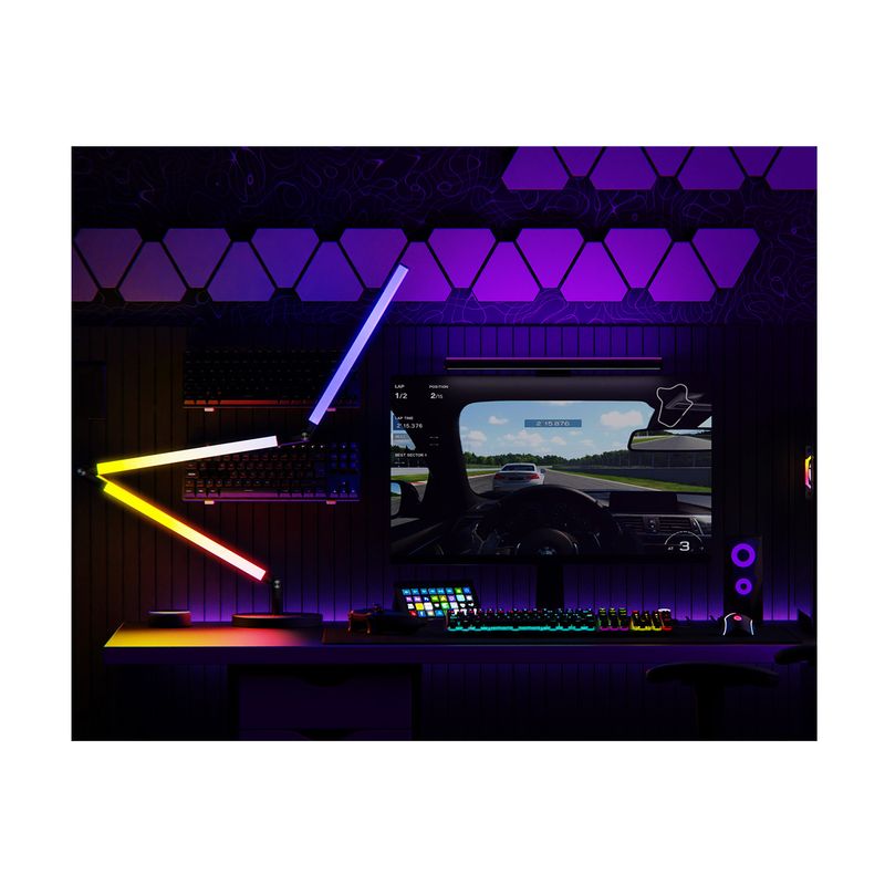 Lámpara flexible smart para mesa gamer Primus, instalada en un escritorio gamer con iluminación RGB y monitor