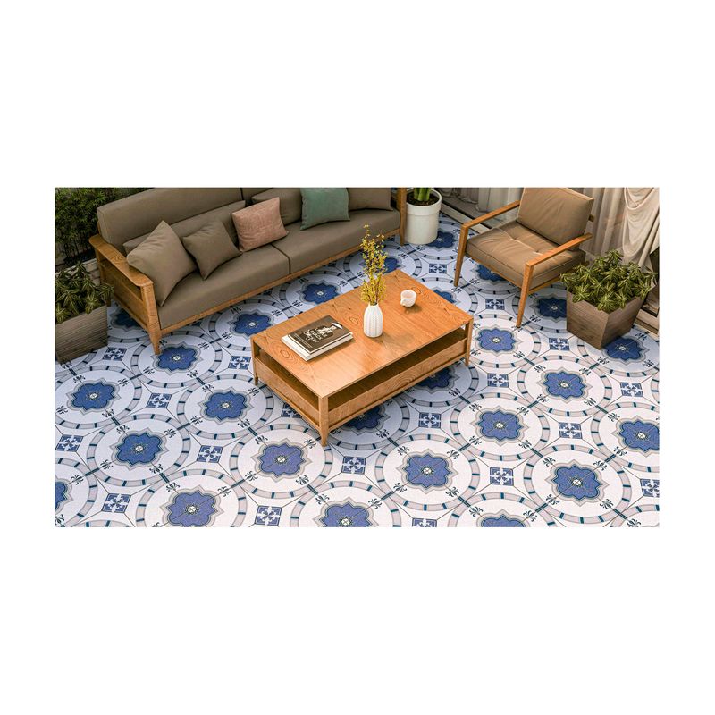 Baldosa 31x31 Brasilia azul 842 Seibrillo granilla Samboro, vista cenital aplicada en piso de sala con muebles de madera