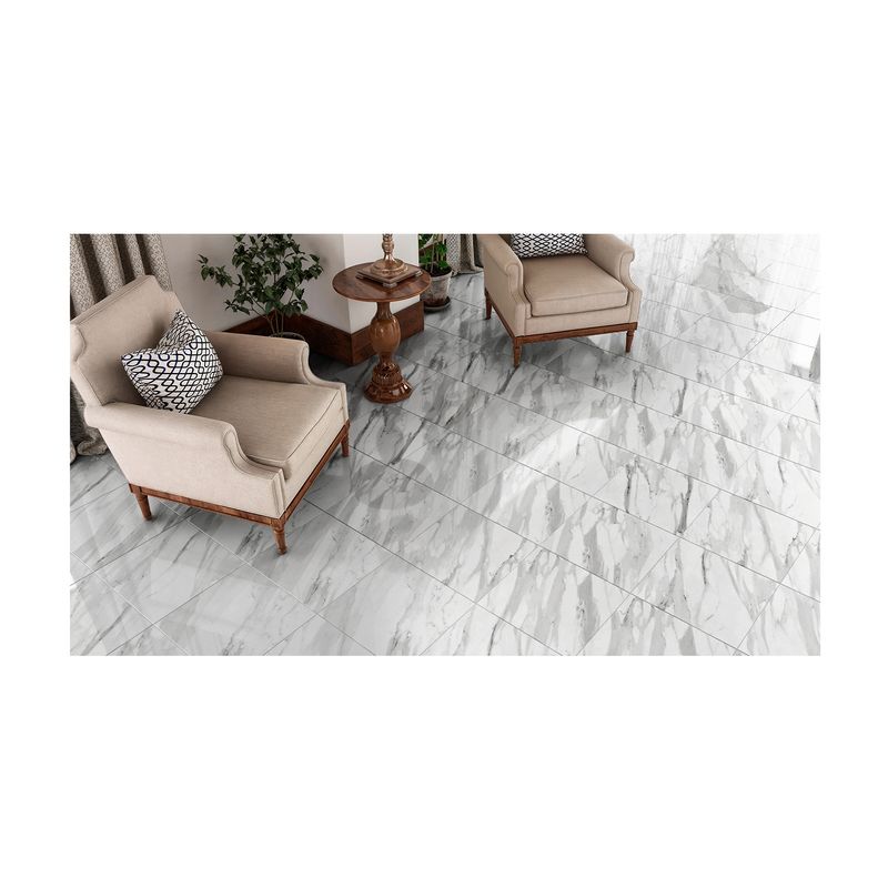 Baldosa 43x43 Calcatta Brasilia gris 322 brillante Samboro, instalada en piso de sala con muebles y decoración