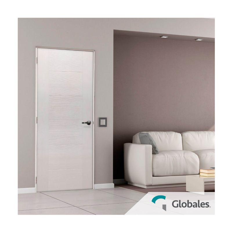 Puerta Amparo Fibran 70 cm x 2.10 m texturizada sin pintar base blanca Puertas Globales, instalada en sala con sofá blanco