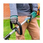 Desbrozadora gas 30 cc 17 pulgadas curva Truper, detalle del manubrio negro siendo sostenido por manos con guantes