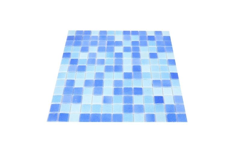 Vitreo 33 x 33 combinado Caribe Togama, vista frontal de la malla de mosaicos en tonos azules y celestes
