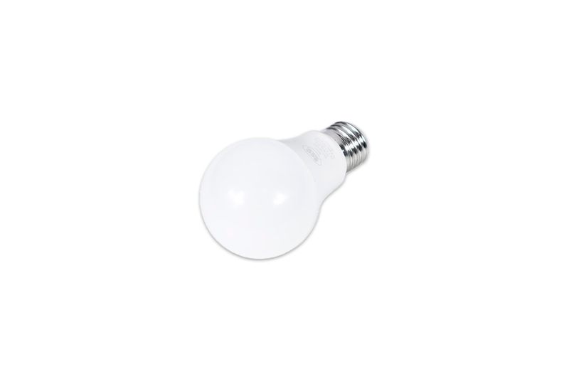 Bombillo LED A60 E27 9 W 6500 K 4 piezas Ecomax, primer plano del bombillo individual en ángulo diagonal sobre fondo blanco