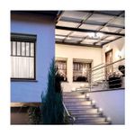 Luminaria LED spot con sensor 20 W E27 Sylvania, instalada en escaleras exteriores iluminando los peldaños
