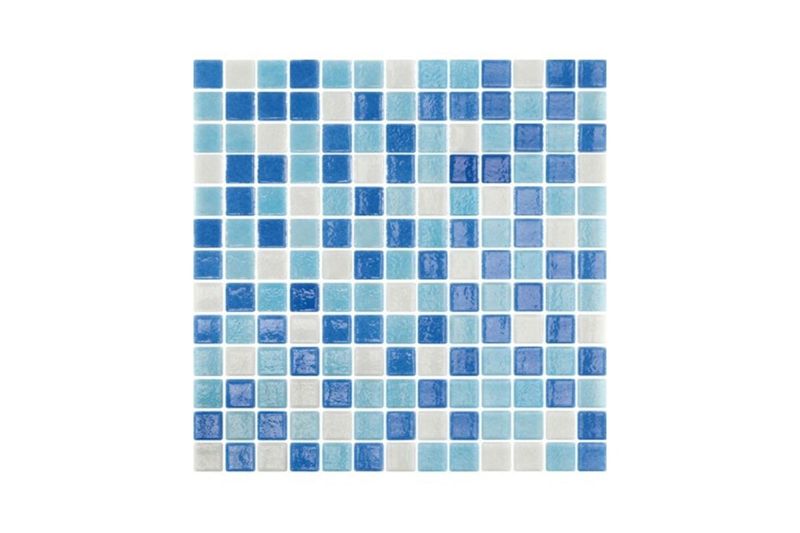 Vítreo 33x33 combinado Ibiza Togama, mosaico de pequeñas piezas cuadradas en tonos azul oscuro, celeste y blanco