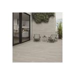 Porcelanato 23 x 120 Bengala camel inout mate madera Stn Cerámica, instalado en piso de terraza exterior con muebles