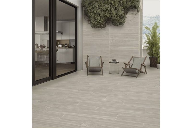 Porcelanato 23 x 120 Bengala camel inout mate madera Stn Cerámica, instalado en piso de terraza exterior con muebles