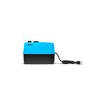 Bomba presurizadora inteligente 1/4 HP 4 en 1 Rotoplas, vista lateral con cable de alimentación y enchufe eléctrico