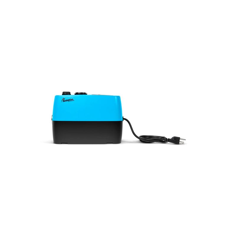 Bomba presurizadora inteligente 1/4 HP 4 en 1 Rotoplas, vista lateral con cable de alimentación y enchufe eléctrico